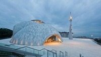 Penempatan lokasi masjid ini pun semakin mendukung kemegahan dan keindahan Masjid Islamic Center Rijeka Kroasia. Pasalnya masjid ini berdiri di puncak sebuah bukit yang membuatnya dapat dilihat hingga ke Teluk Kvarner Bay. Dok. www.archnet.org.