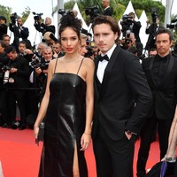 Hana menebar pesonanya dalam balutan gaun hitam berbahan kulit dari Salvatore Ferragamo. Gaun koleksi Autumn/Winter 2019 itu hadir dengan belahan rok yang tinggi sehingga mempertegas aura seksi sang model. (Foto: Pascal Le Segretain/Getty Images)