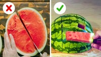 Potong semangka dengan bentuk balok-balok kecil agar lebih mudah dimakan. Foto: Brightside