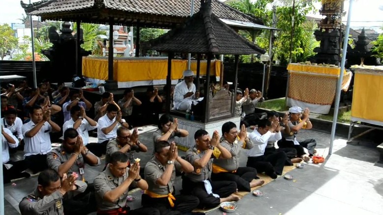 Polisi di Bali Doa Bersama untuk Keselamatan Rekannya di Jakarta Polisi di Bali Doa Bersama untuk Keselamatan Rekannya di Jakarta
