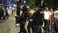 Petugas gabungan dari TNI Polri pun terus siap siaga menjaga kondisi di Ibu Kota agar tetap aman dan kondusif. Beberapa orang juga turut diamankan karena diduga menjadi provokator dari ricuh tersebut.