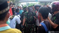 Sejumlah pasukan TNI nampak merapat ke Jalan Jatibaru, Tanah Abang, Jakarta Pusat, Rabu (22/5/2019).