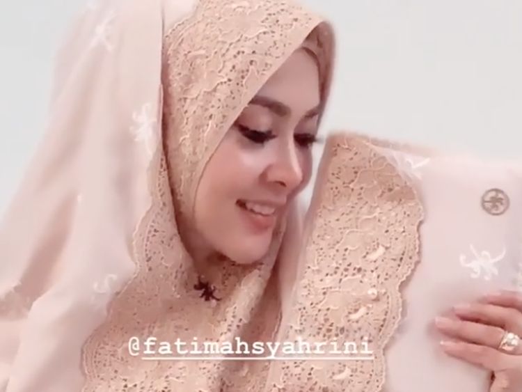 Cetar! Syahrini Rilis Mukena Berhiaskan Emas 24 Karat