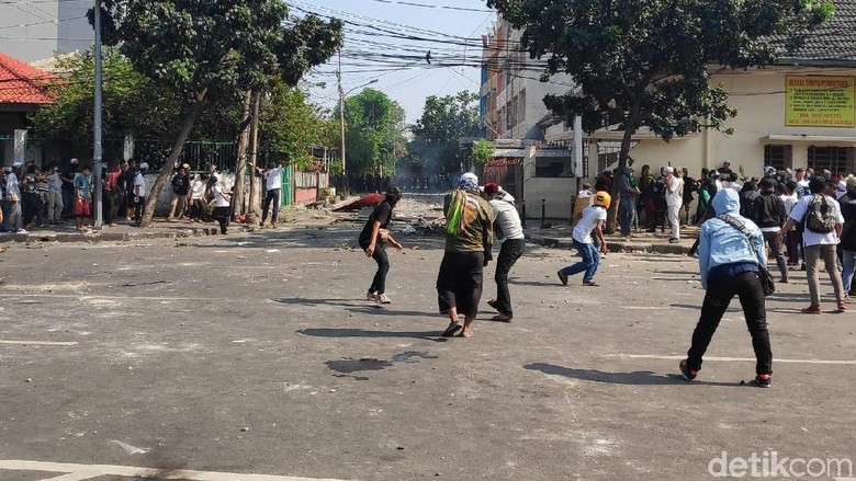 Bawa Kayu hingga Petasan, Massa Demo Berkumpul di Jl Jatibaru Tanah Abang Bawa Kayu hingga Petasan, Massa Demo Berkumpul di Jl Jatibaru Tanah Abang
