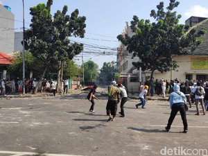 Jl Jatibaru Tn Abang Mencekam! Massa Sambit Polisi, Gas Air Mata Ditembakkan