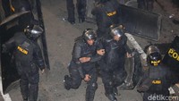 Sejumlah polisi terluka terkena lemparan batu.