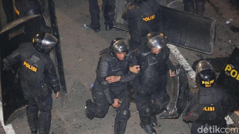 Polisi, Rakyat, dan Aksi Massa Polisi, Rakyat, dan Aksi Massa