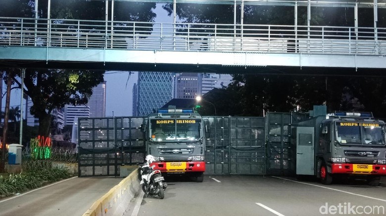 Cegah Massa ke Istana, Jalan Merdeka Barat Ditutup Pagar Besi Cegah Massa ke Istana, Jalan Merdeka Barat Ditutup Pagar Besi