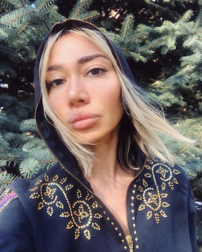 Irina pun menambahkan bahwa pria tidak pernah ingin mempekerjakannya karena mereka tidak ingin terganggu di tempat kerja. Beberapa pria yang sudah menikah pun tak ingin istri mereka mengunjungi mereka di tempat kerja dan melihat seorang gadis lajang yang seksi duduk di sebelah suami mereka. Foto: Instagram