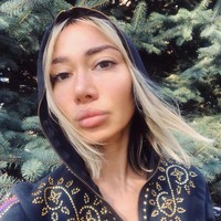 Irina pun menambahkan bahwa pria tidak pernah ingin mempekerjakannya karena mereka tidak ingin terganggu di tempat kerja. Beberapa pria yang sudah menikah pun tak ingin istri mereka mengunjungi mereka di tempat kerja dan melihat seorang gadis lajang yang seksi duduk di sebelah suami mereka. Foto: Instagram