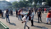 Aksi lempar batu terus dilakukan oleh massa.