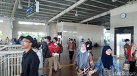 Meski begitu, perjalanan KRL hingga saat ini tetap melayani naik turun pengguna di Stasiun Palmerah maupun Stasiun Tanah Abang untuk pengguna yang hendak transit maupun yang hendak berpindah KRL kembali ke arah Stasiun keberangkatan awalnya.