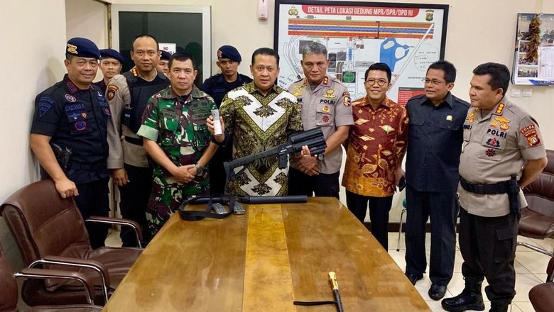 Cek Pengamanan 22 Mei di DPR, Bamsoet: Polisi Tidak Gunakan Peluru Tajam Cek Pengamanan 22 Mei di DPR, Bamsoet: Polisi Tidak Gunakan Peluru Tajam