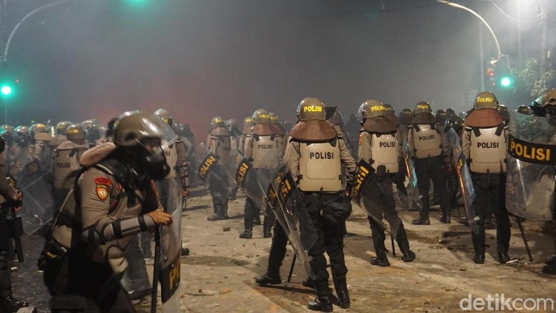 Massa di Slipi Masih Ricuh, Satu Orang Diamankan Polisi Massa di Slipi Masih Ricuh, Satu Orang Diamankan Polisi