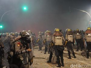 Massa di Slipi Masih Ricuh, Satu Orang Diamankan Polisi