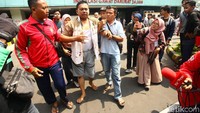 Salah satu korban luka dipapah kerabatnya usai mendapat pengobatan di RS Tarakan.
