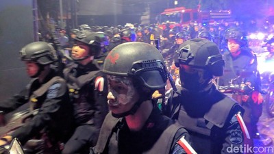 Foto: Aparat Siaga di Bawaslu Pasca Rusuh di Tanah Abang