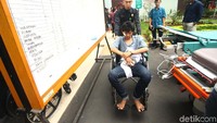 Petugas membantu mendorong kursi roda korban kerusuhan. 