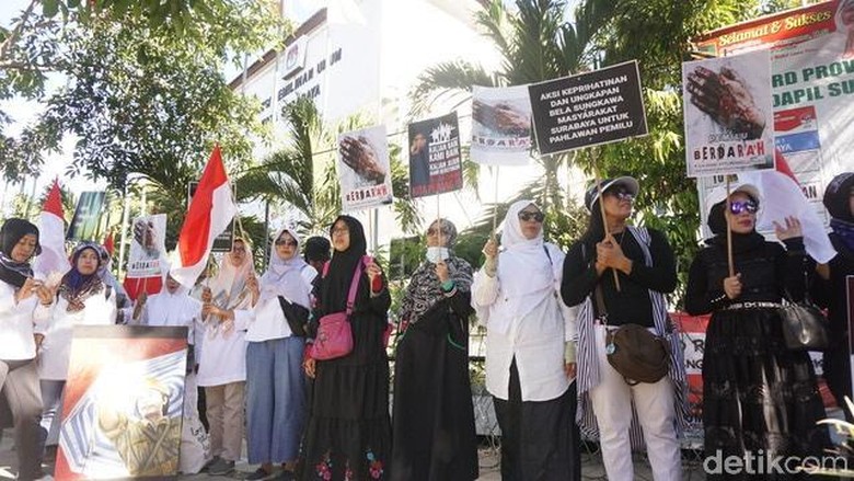 Massa Ratu Adil Aksi Damai di Surabaya, Doakan 6 Korban Tewas di Jakarta Massa Ratu Adil Aksi Damai di Surabaya, Doakan 6 Korban Tewas di Jakarta