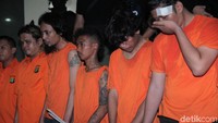 Mereka disangkakan melanggar pasal tentang kekerasan hingga pembakaran.