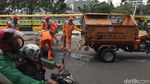 Pasukan Oranye Bersihkan Sampah Sisa Demo