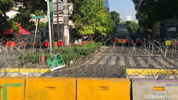 Dipasangi Kawat Berduri, Begini Situasi di Sekitar KPU 