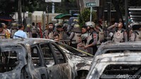 Selain itu ada pula satu truk dalmas, tiga mobil dinas K-9, dan 11 unit mobil umum yang rusak akibat aksi di Asrama Brimob, Jakarta, pada Rabu (22/5/2019) dini hari.