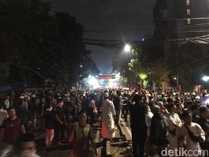 Ricuh Lagi, Orator Demo di Bawaslu Imbau Massa Tak Lempari Polisi
