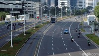Tak banyak kendaraan yang melintas di jalanan jakarta pagi ini.