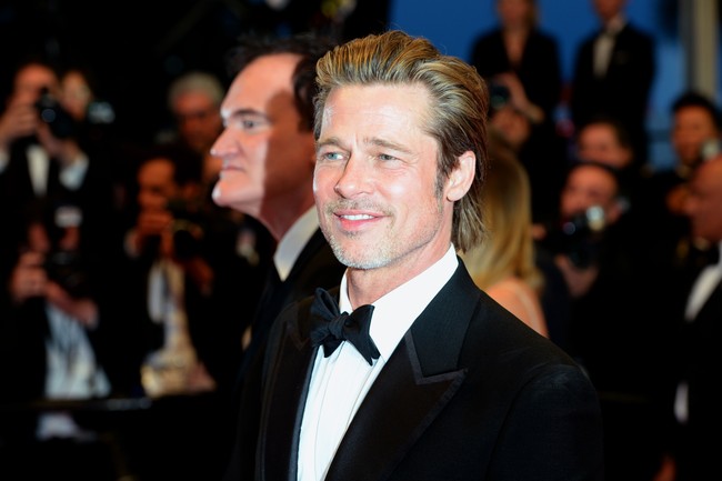 Busana Brad Pitt tak berbeda jauh. Mantan suami Angelina Jolie tersebut juga mengenakan tuksedo dengan detail pada lapel. Brad pun menata rambutnya ke belakang yang membuat tampilannya semakin maskulin. Foto: Getty Images