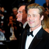 Busana Brad Pitt tak berbeda jauh. Mantan suami Angelina Jolie tersebut juga mengenakan tuksedo dengan detail pada lapel. Brad pun menata rambutnya ke belakang yang membuat tampilannya semakin maskulin. Foto: Getty Images
