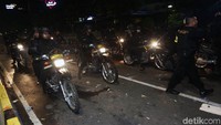 Polisi terus berupaya memukul mundur massa yang masih bertahan di sekitar gedung Bawaslu, Jakarta Pusat. 