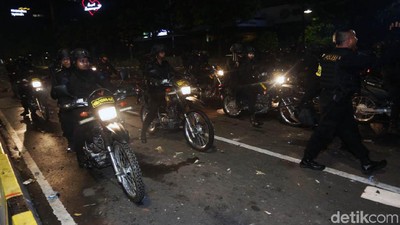 Polisi Berhasil Pukul Mundur Massa di Bawaslu
