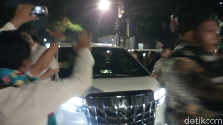 Prabowo Tinggalkan Rumah Aspirasi di Menteng Setelah Jenguk Korban Rusuh Prabowo Tinggalkan Rumah Aspirasi di Menteng Setelah Jenguk Korban Rusuh