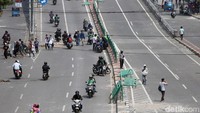Satu per satu peserta aksi meninggalkan lokasi sekitar pukul 12.04 WIB pasca terjadinya bentrok antara massa dengan polisi di Jalan Jatibaru, Tanah Abang, Jakarta.