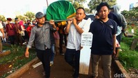 Warga menggotong jenazah Widianto R. Ramadhan yang menjadi salah satu korban tewas bentrokan di Tanah Abang dini hari tadi.