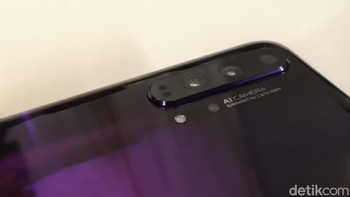 Kamera kedua ultrawide 16 MP. Sementara kamera ketiga 8 megapixel telephoto dengan 3x optical dan 5x hybrid zoom, dengan digital zoom sampai 30x. Foto: Fino Yurio Kristo/detikINET