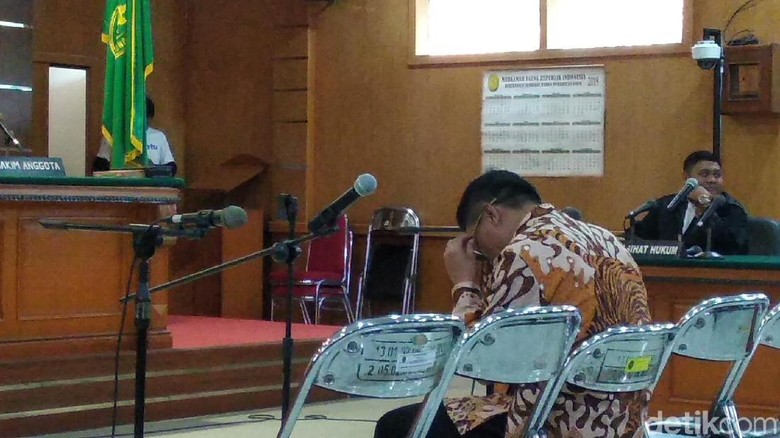 Bupati Cirebon Nonaktif Sunjaya Menangis Divonis 5 Tahun Bui Bupati Cirebon Nonaktif Sunjaya Menangis Divonis 5 Tahun Bui