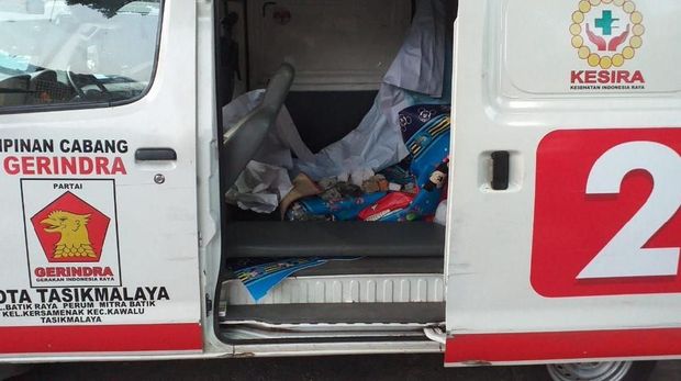 Batu diamankan di dalam ambulans.