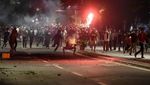Jelang Sahur, Perang Gas Air Mata dan Petasan Pecah di Tanah Abang