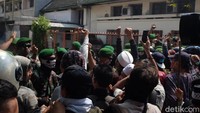Dalam dialog tersebut, TNI meminta massa untuk membubarkan diri. Ajakan itu disambut positif.