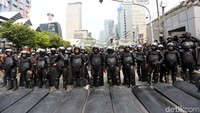 Pasukan Brimob membentuk barikade untuk mengamankan gedung Bawaslu.