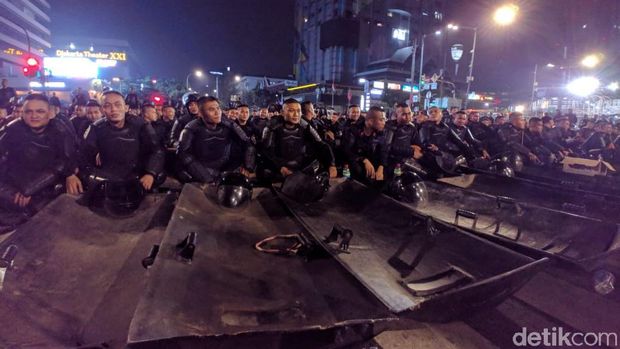 Polisi bersiaga di depan gedung Bawaslu.