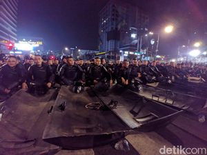 Polisi Tembakkan Gas Air Mata Bubarkan Paksa Massa Dekat Bawaslu
