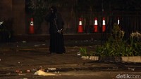 Pukul 22.54 WIB, perempuan itu berhenti di depan Gedung Jaya Konstruksi.