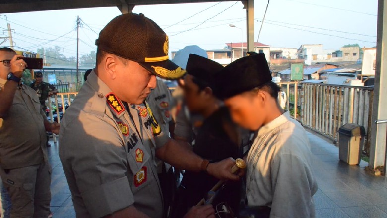 Polisi Cegah Belasan Anak di Stasiun Tigaraksa yang Mau Ikut Aksi di Jakarta Polisi Cegah Belasan Anak di Stasiun Tigaraksa yang Mau Ikut Aksi di Jakarta