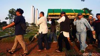 Menurut keterangan keluarga almarhum terkena tembakan di leher.