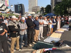 Massa Aksi 22 Mei Salat Ashar Berjemaah di Depan Bawaslu
