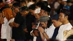 Momen Massa di Bawaslu Salat Maghrib Berjemaah