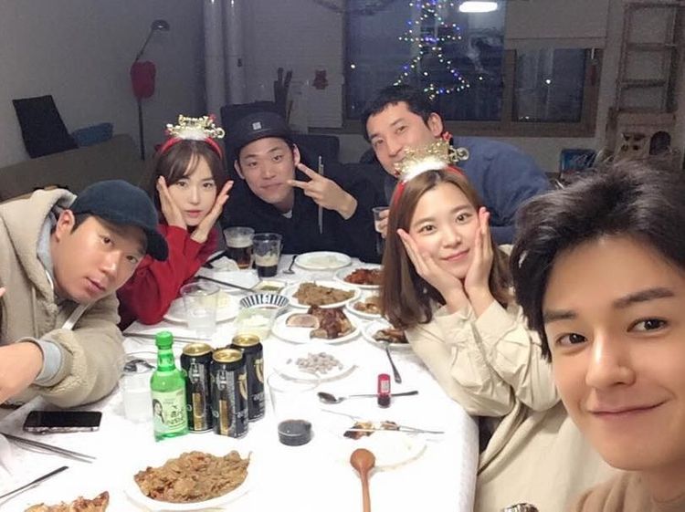 Pose Keren Lim Ju Hwan Different Dreams Saat Makan Hot Pot dan Ngopi